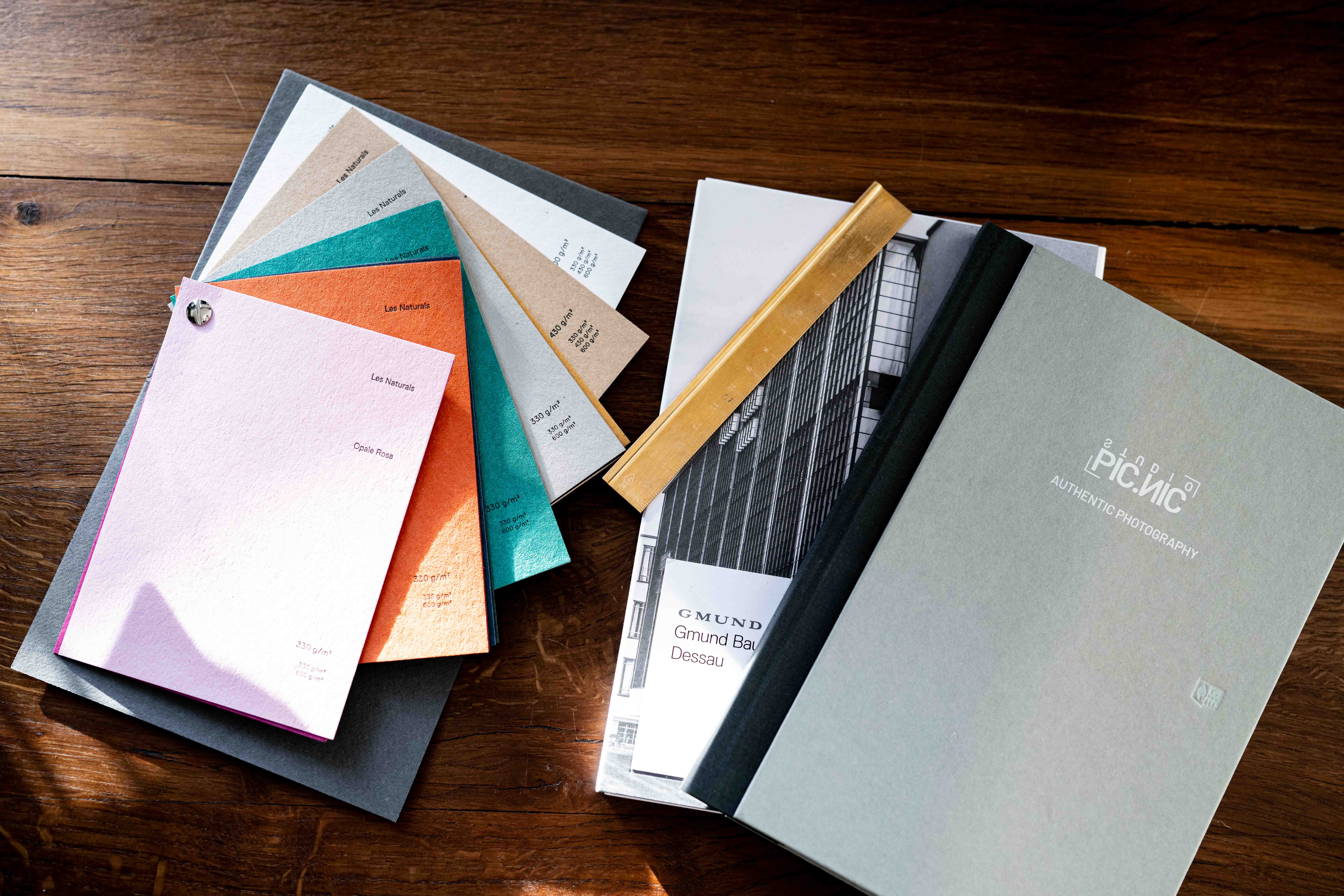 Papiermuster und Notizbuch auf Schreibtisch