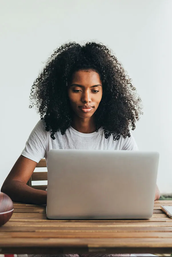 Startup employee using Stable virtual mailbox on computer