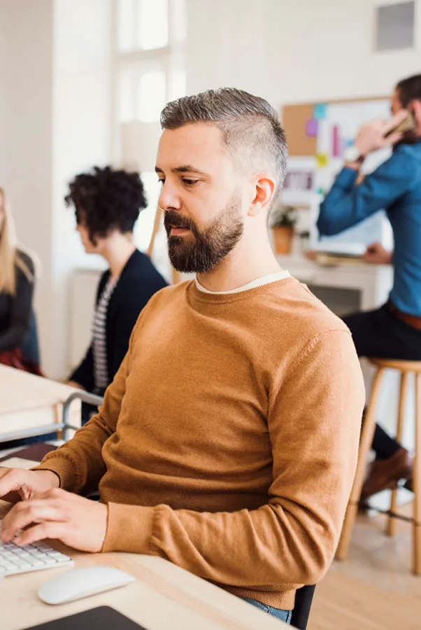 Man at scaling midsize business using Stable virtual mailbox on computer