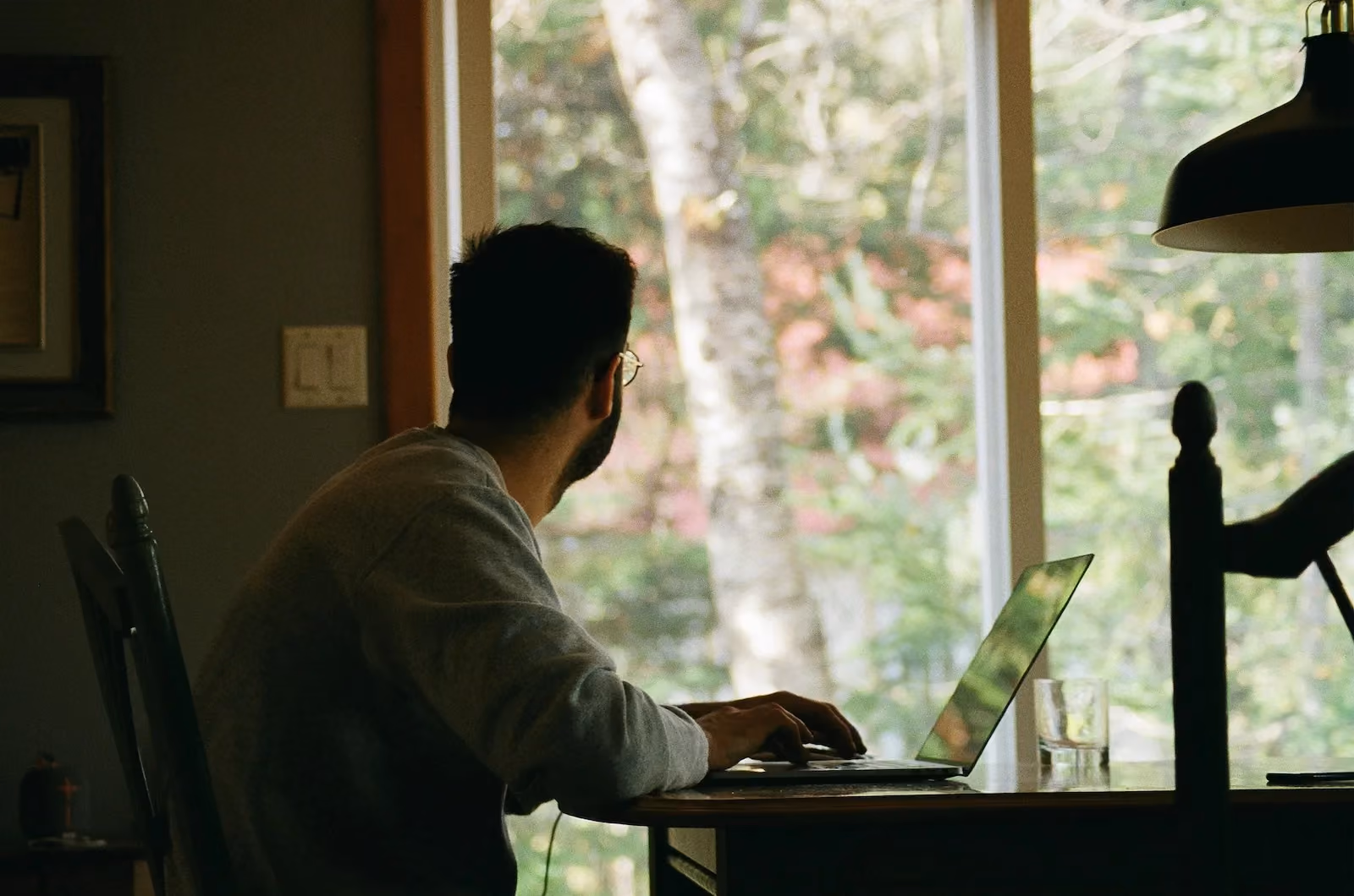 Founder on laptop managing compliance requirements for a remote team across multiple U.S. states