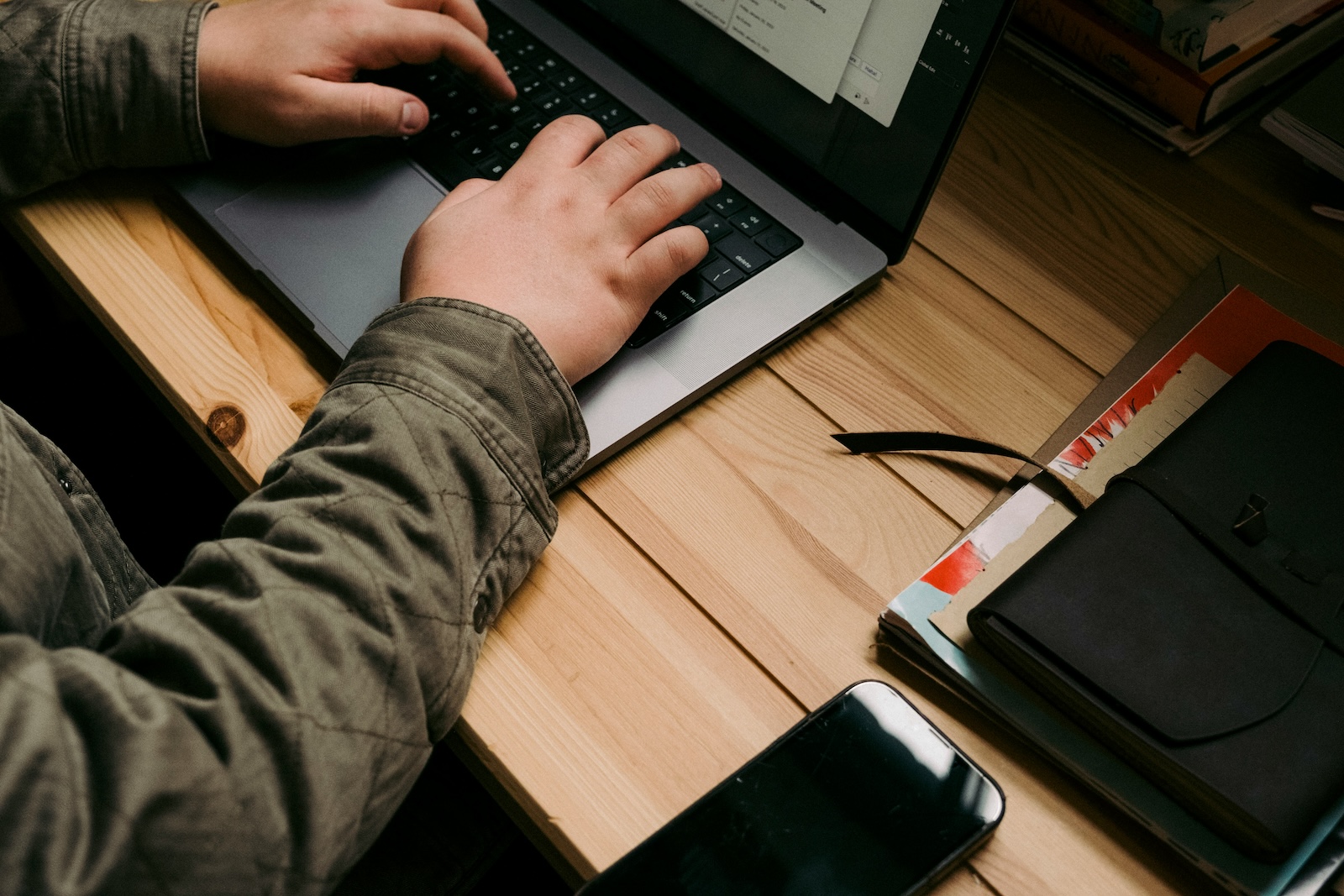 Business owner managing company mail online using a virtual business address and digital mailbox