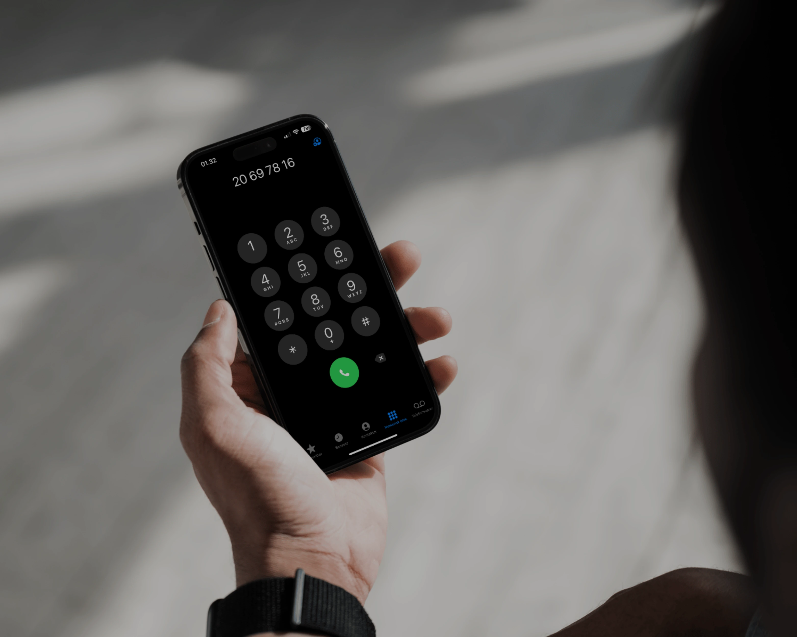 En person der skal til at foretage et opkald.