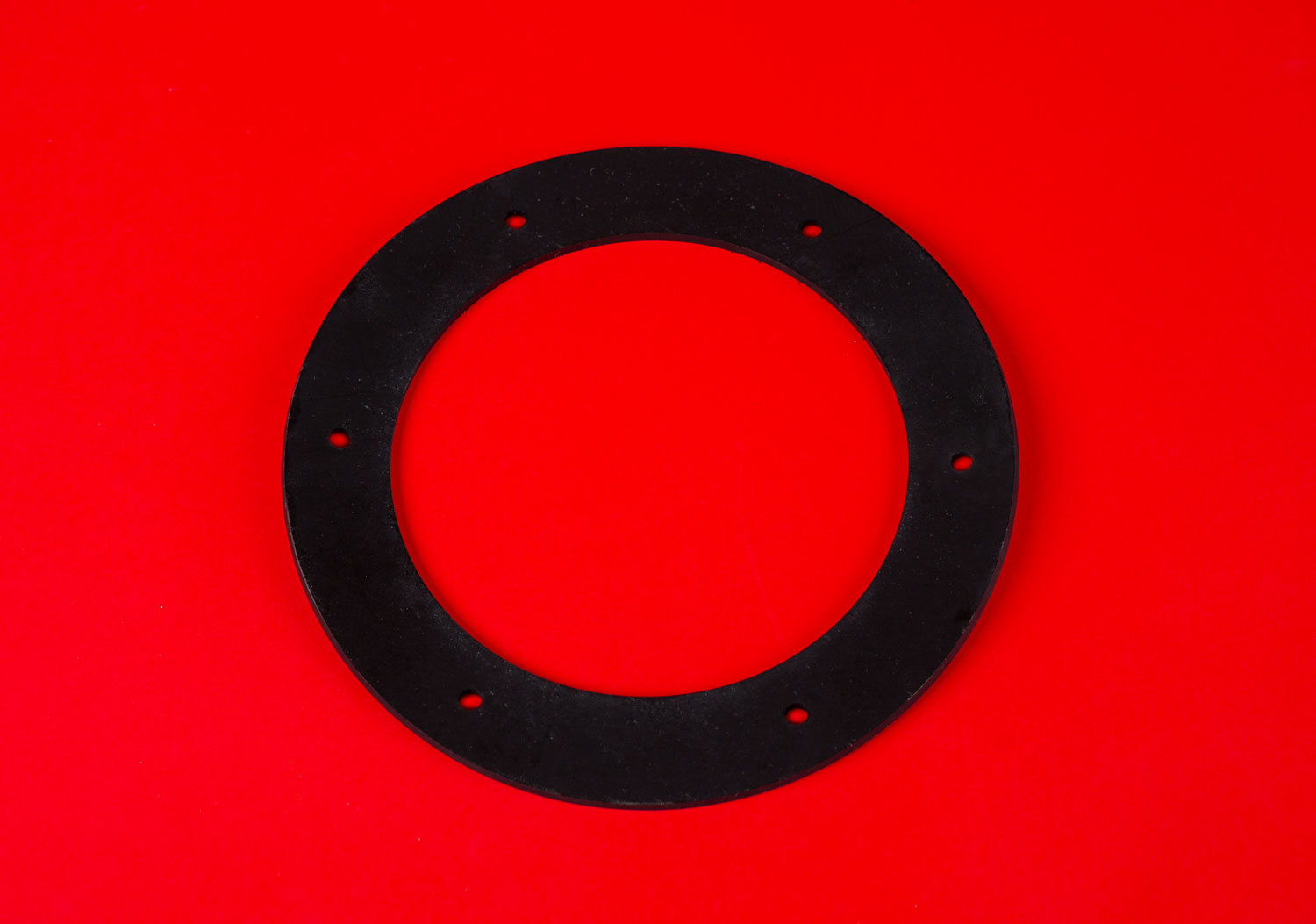 White line drawing of an angle flange gasket