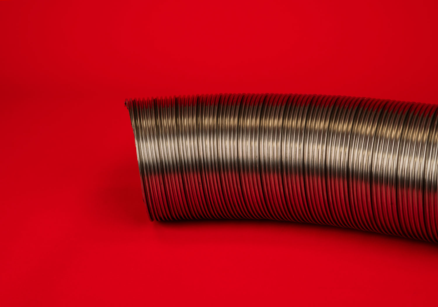 White line drawing of a flex steel hose