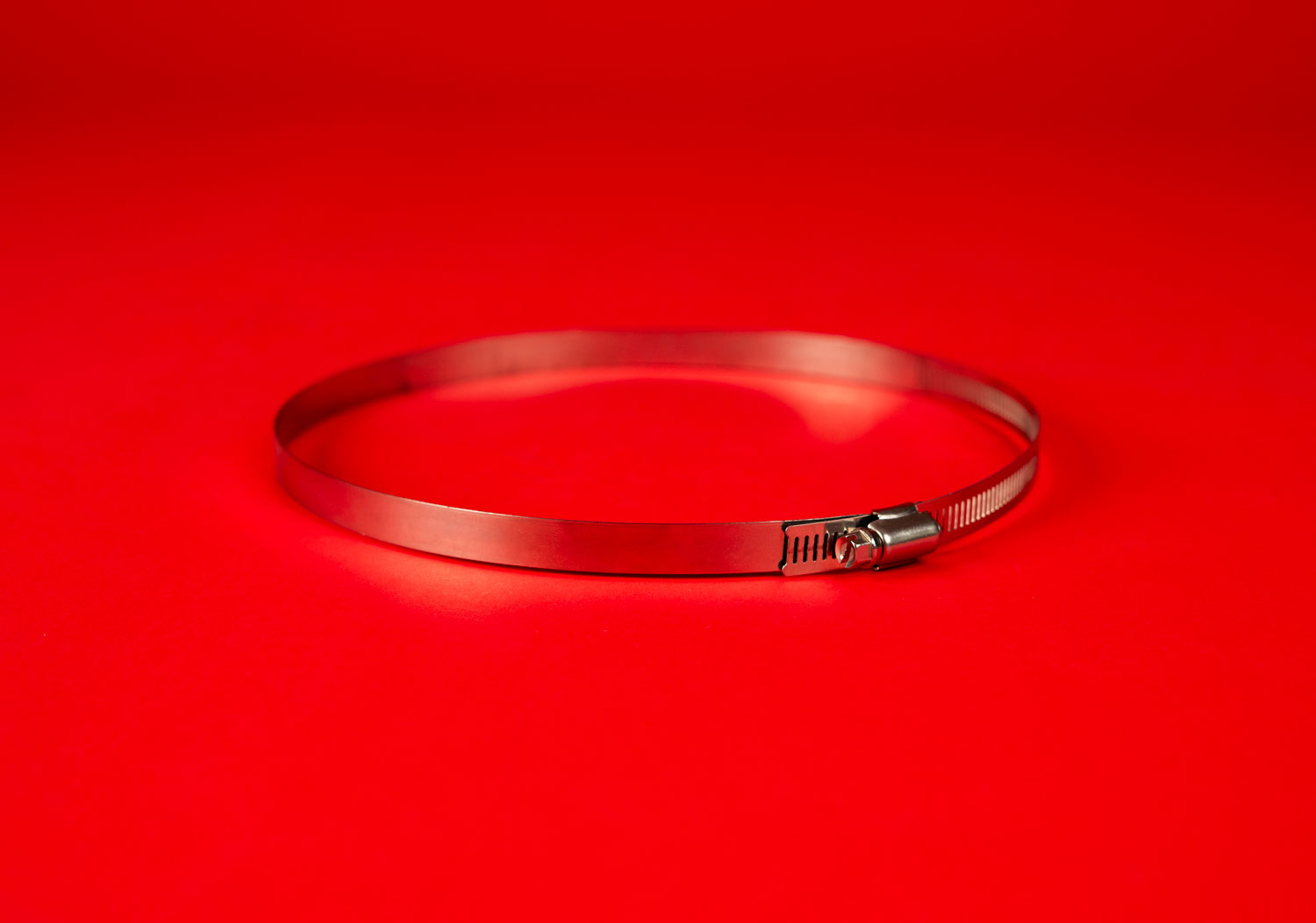 White line drawing of a hose clamp