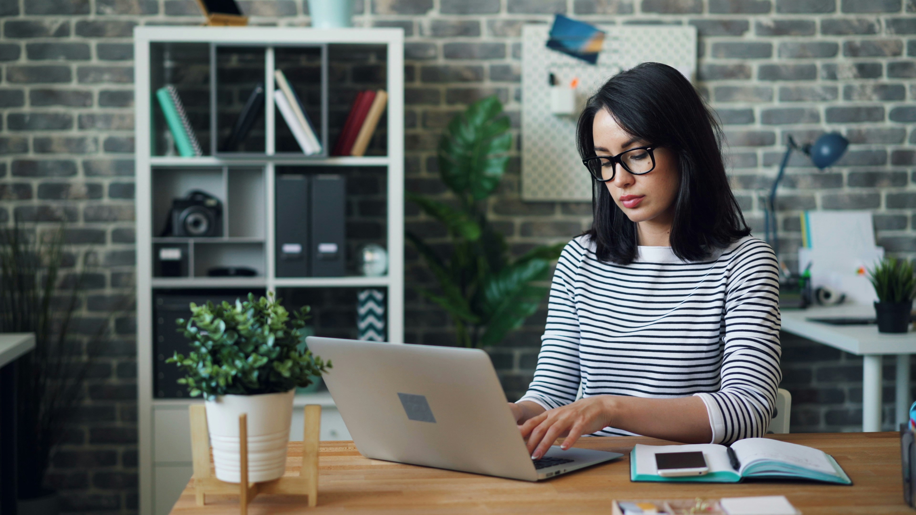 Online tutor using a virtual classroom with digital teaching tools to deliver an interactive lesson.