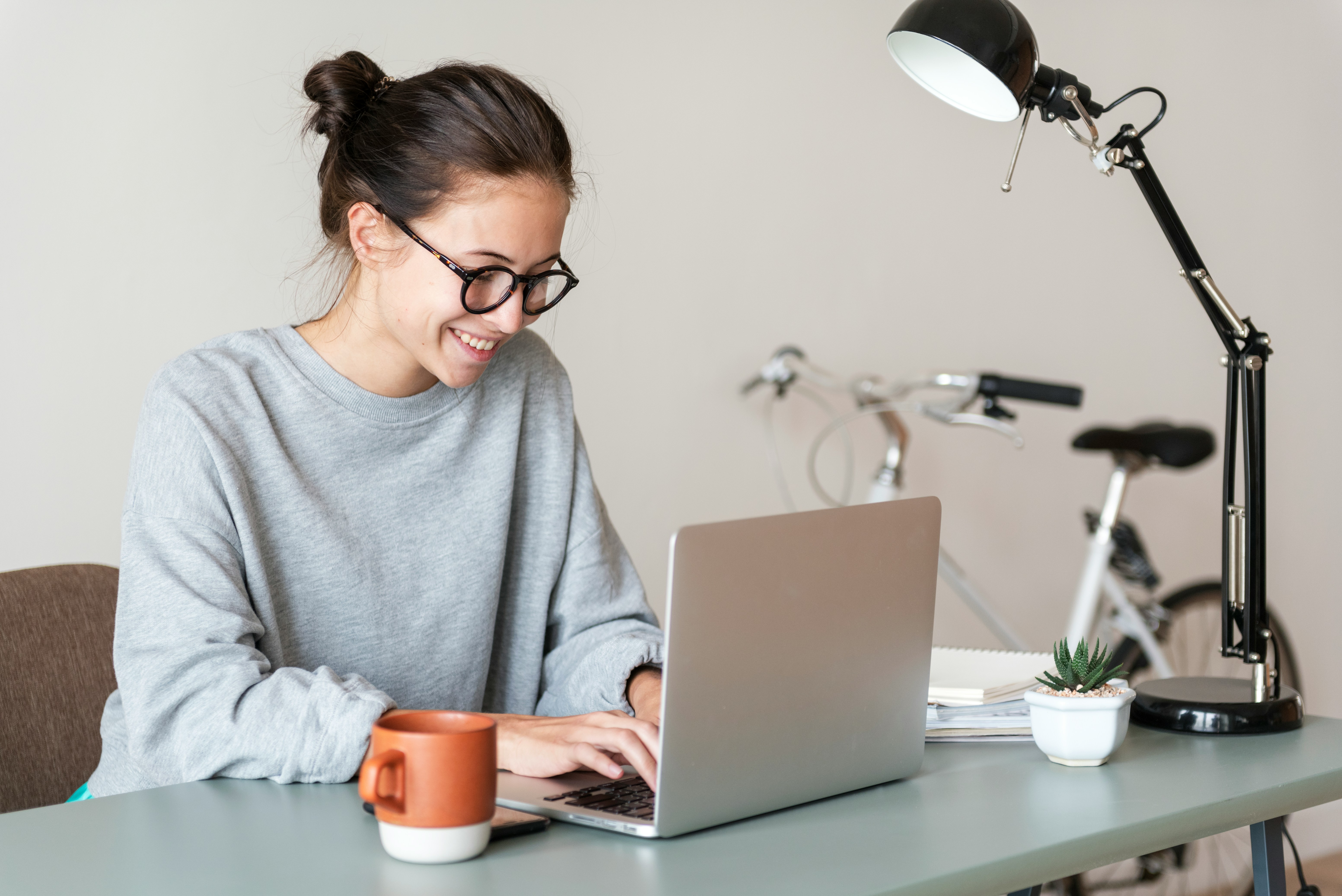 Online tutor planning a structured virtual tutoring session with lesson objectives, activities, and student practice.