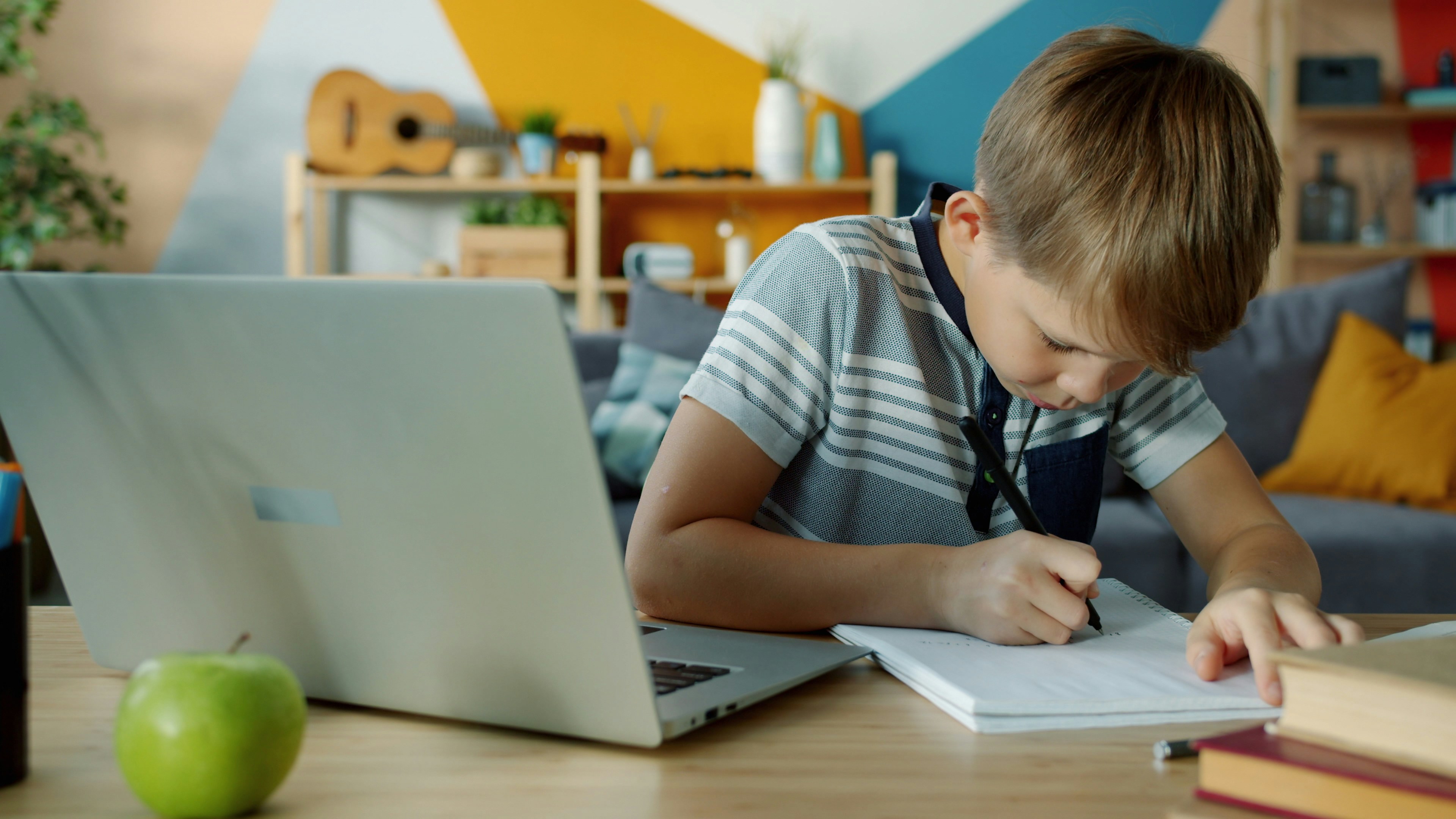 Online tutor using practical strategies to keep a student with ADHD focused and engaged during a virtual lesson.