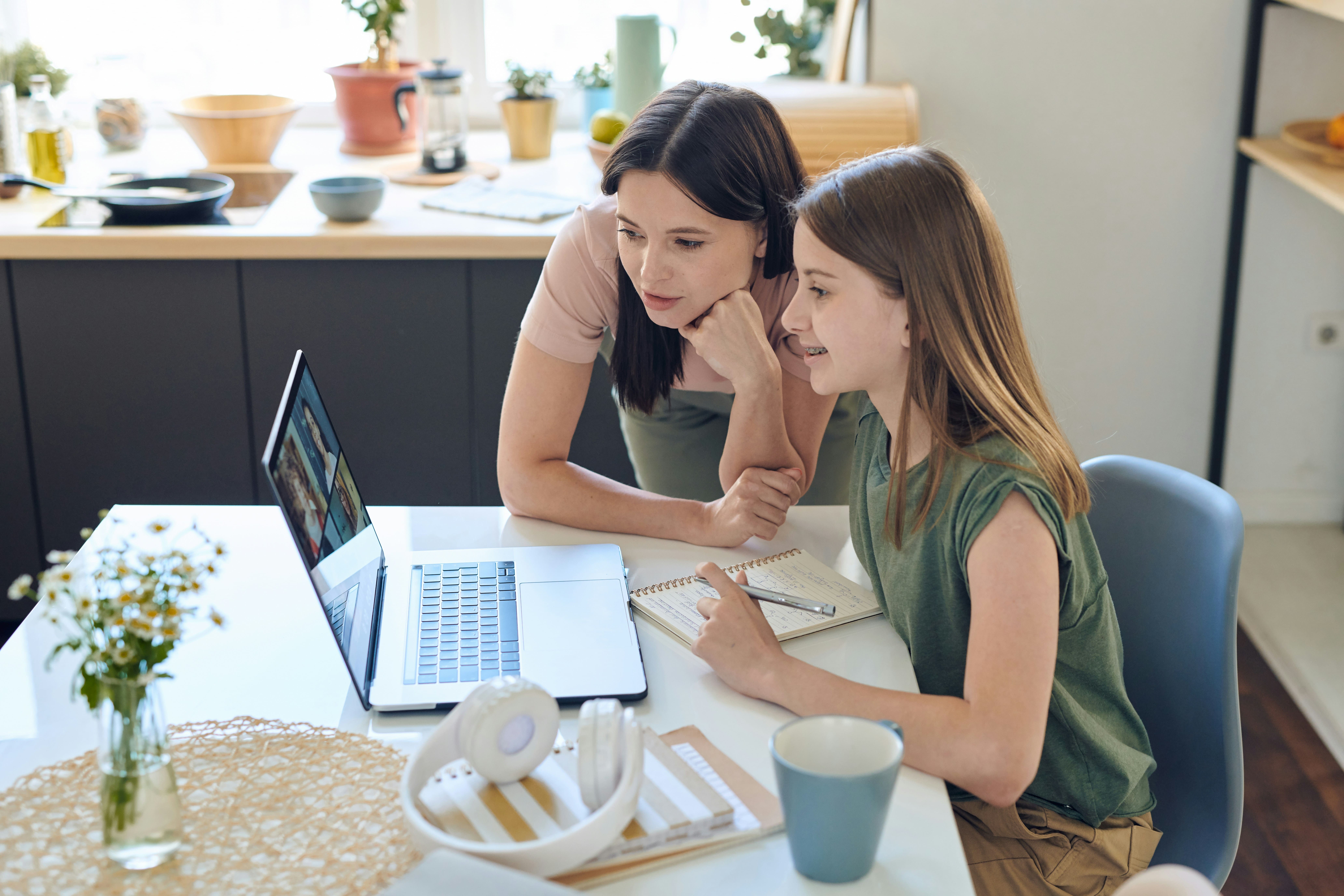 Tutor helping a student with ADHD stay engaged and focused in an online virtual classroom.