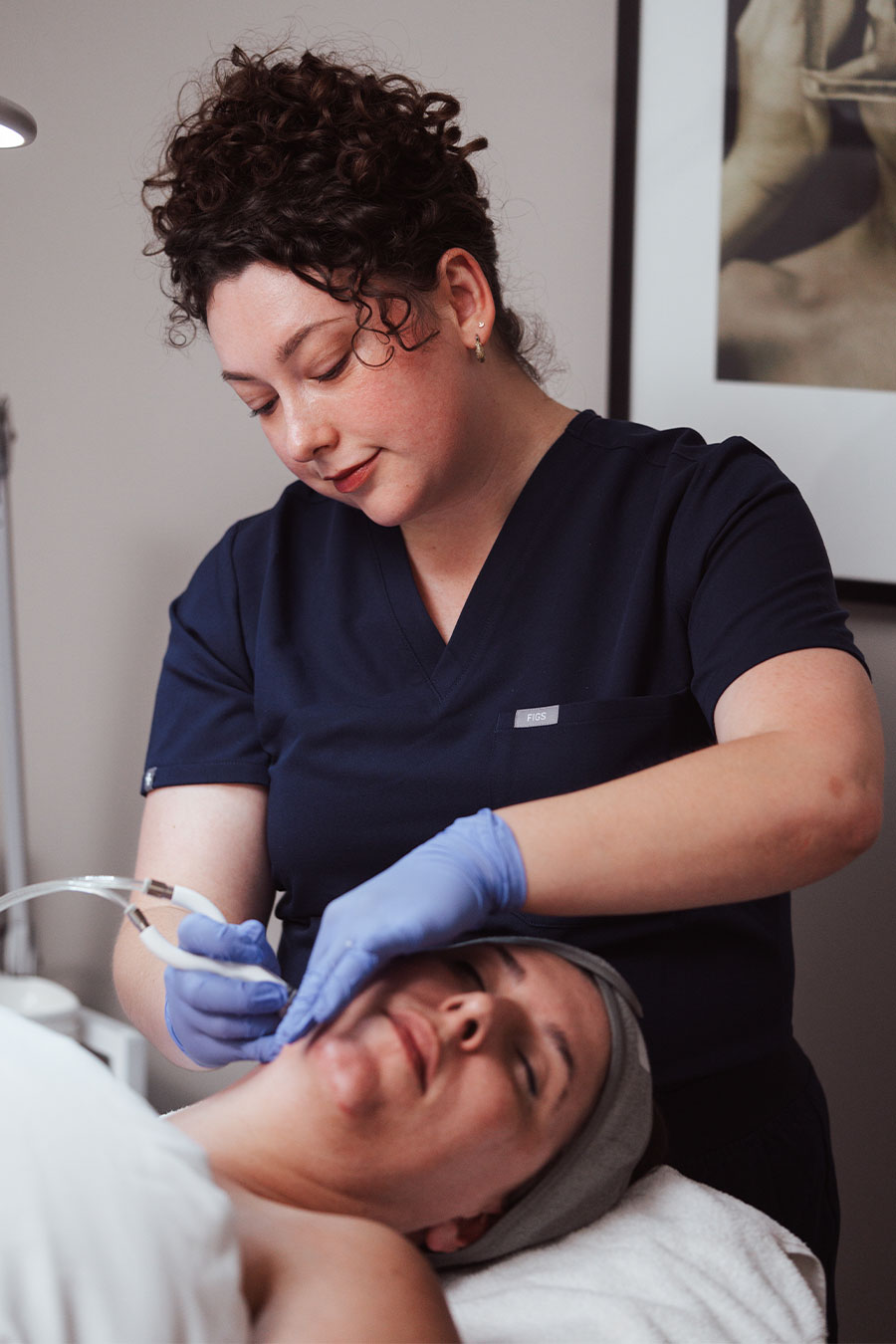 DiamondGlow vs HydraFacial: 3-in-1 Facial Comparison