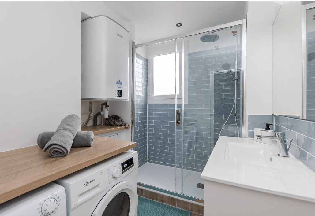 [background image] image of kitchen sink with running water