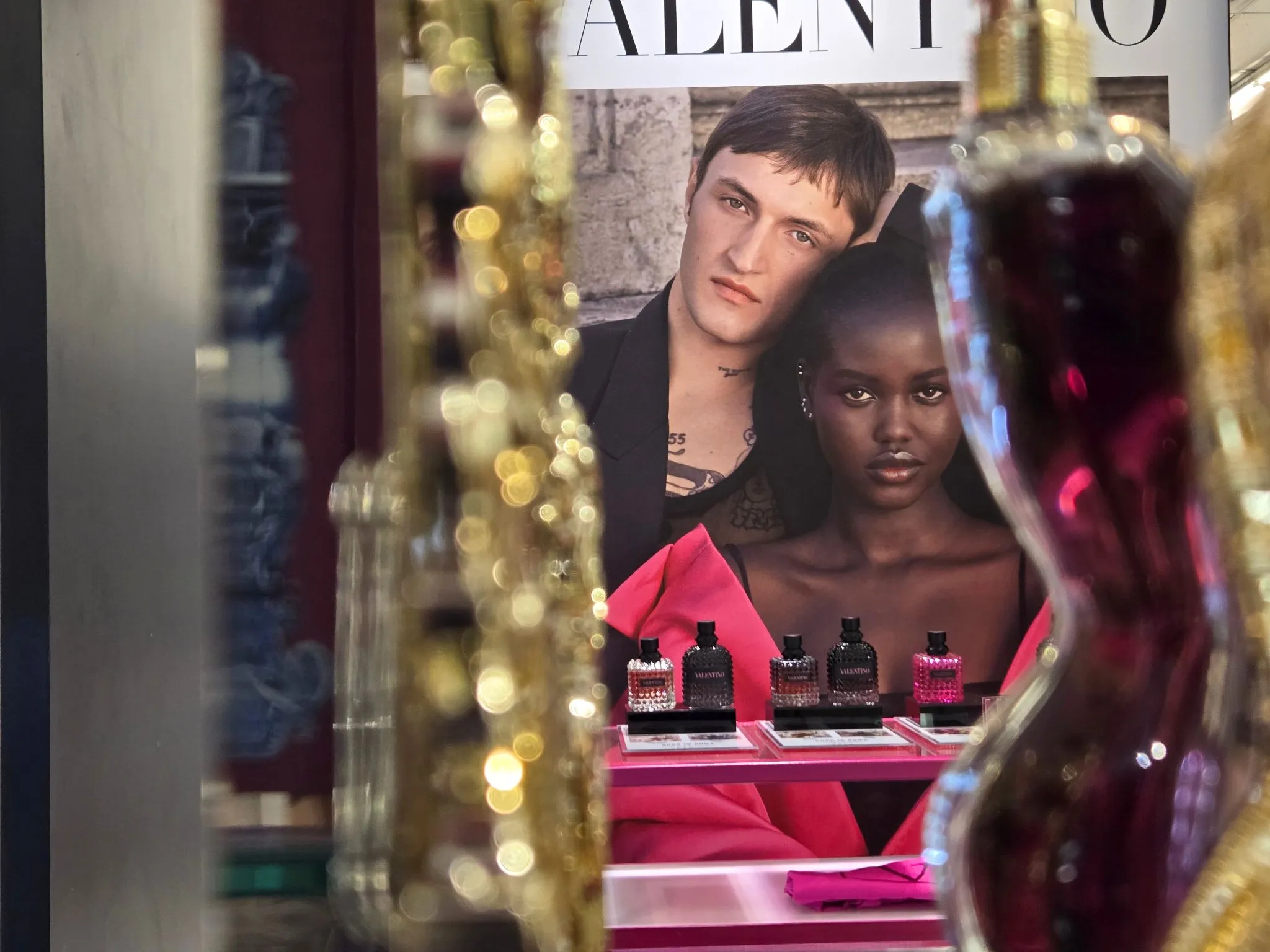 Resource Integrated turnkey retail solution for Valentino fragrance campaign