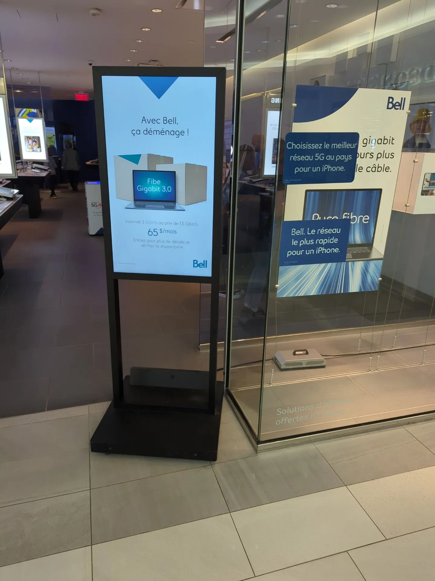 Bell battery-powered LCD display at Carrefour Angrignon Mall installed in 2023.
