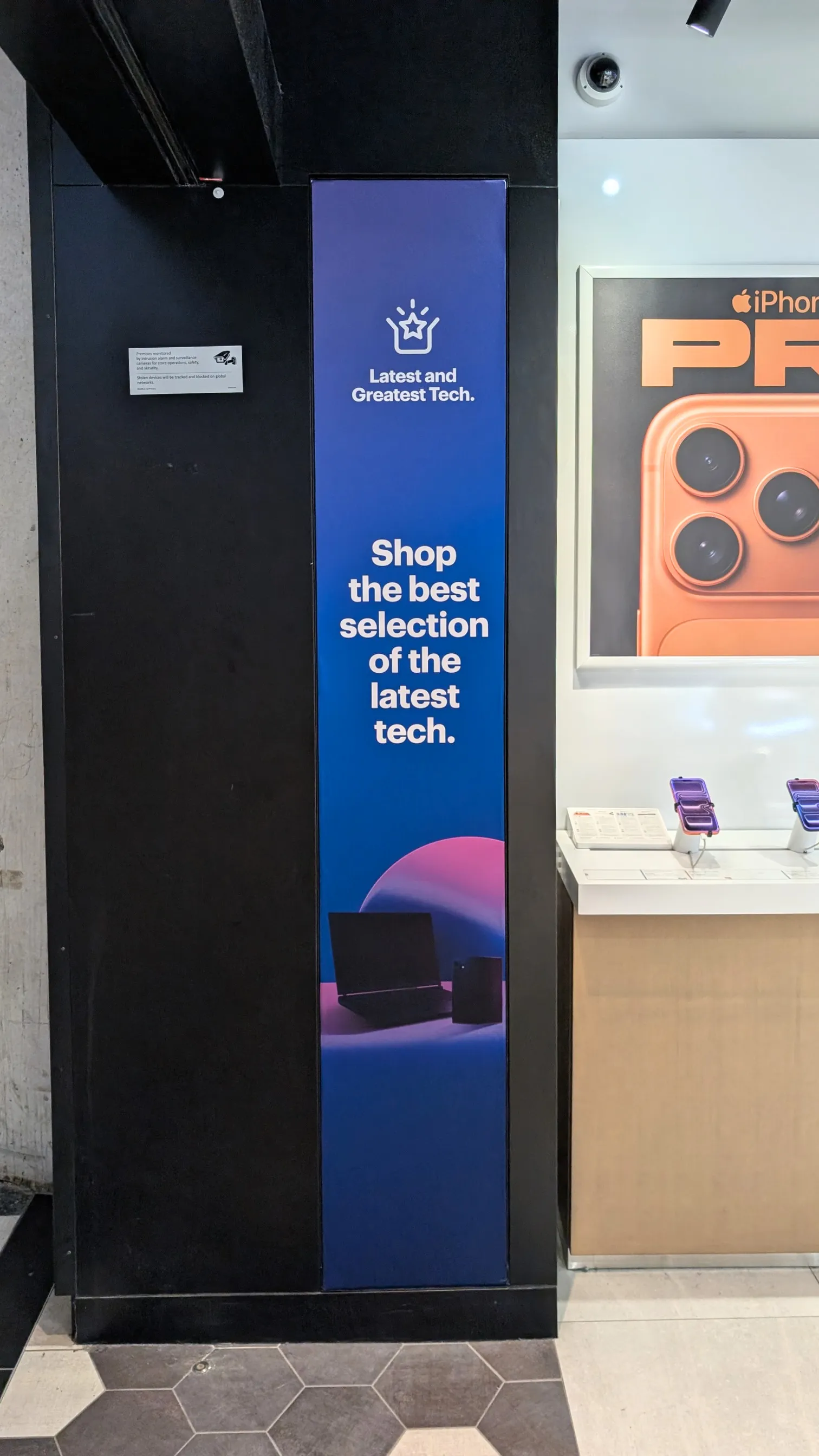 Best Buy Canada retail display refresh using Verde fastframe™ modular display system at Union Station
