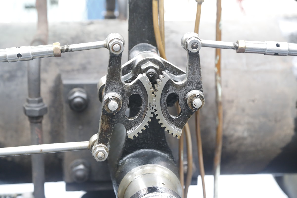 Mechanical closure mechanism components
