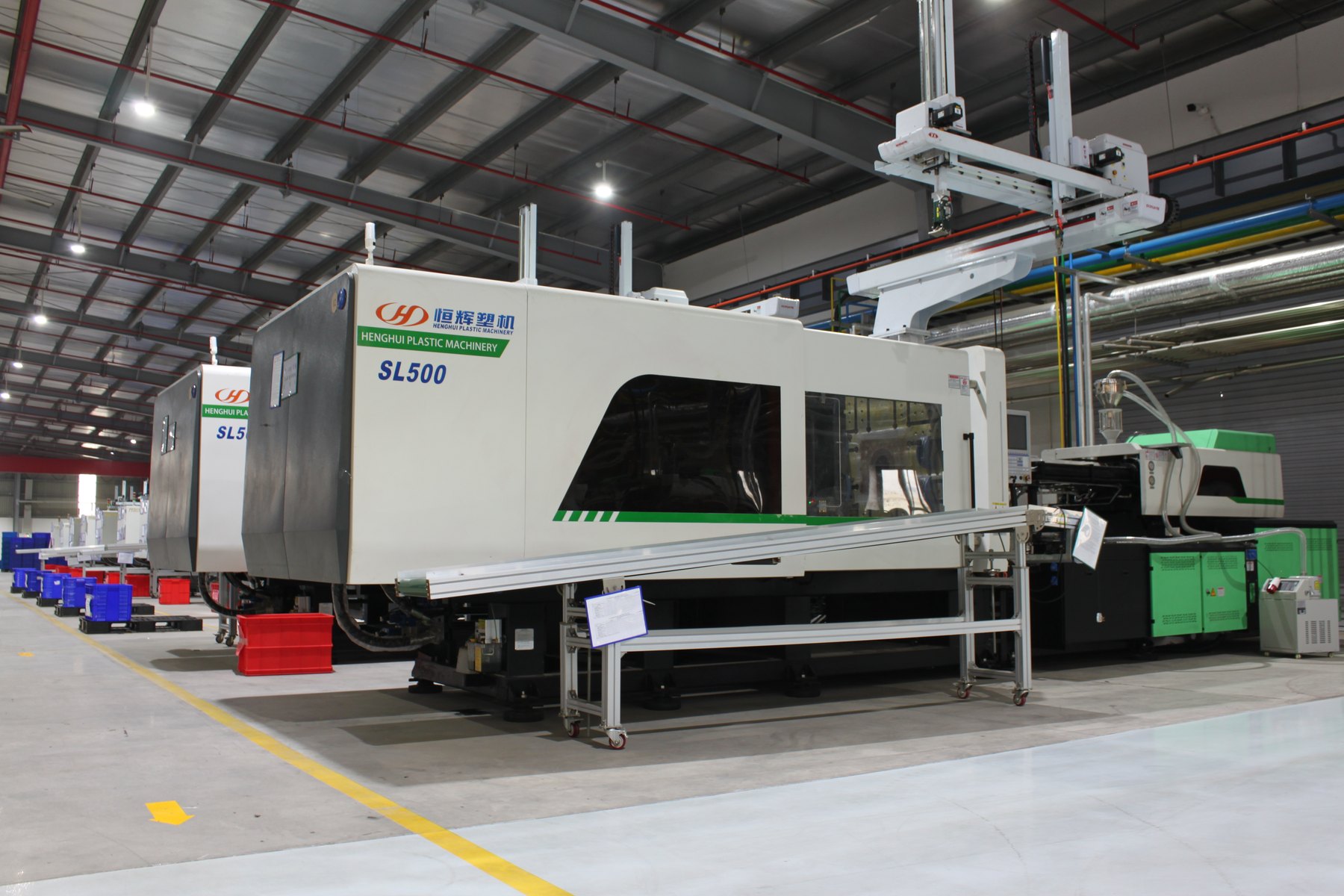 High-tonnage injection molding machine with take-out robot at Jadewell's factory