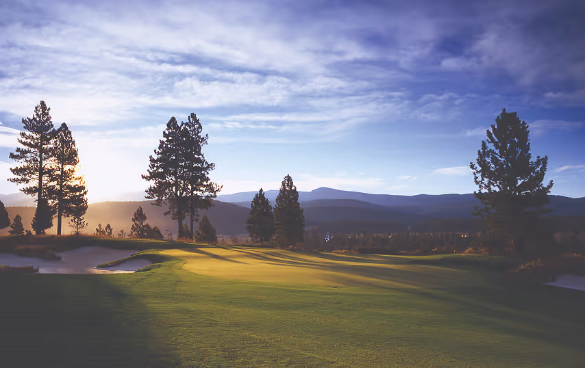 A golf course with a view of the mountains.