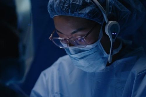 Der Chirurg trägt während der Operation Pro11-Headsets