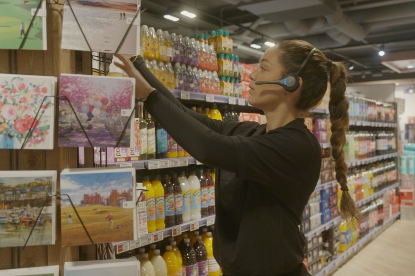 Mitarbeiter tragen das Pro12 Wireless-Headset bei der Arbeit in einem skalierbaren Unternehmen