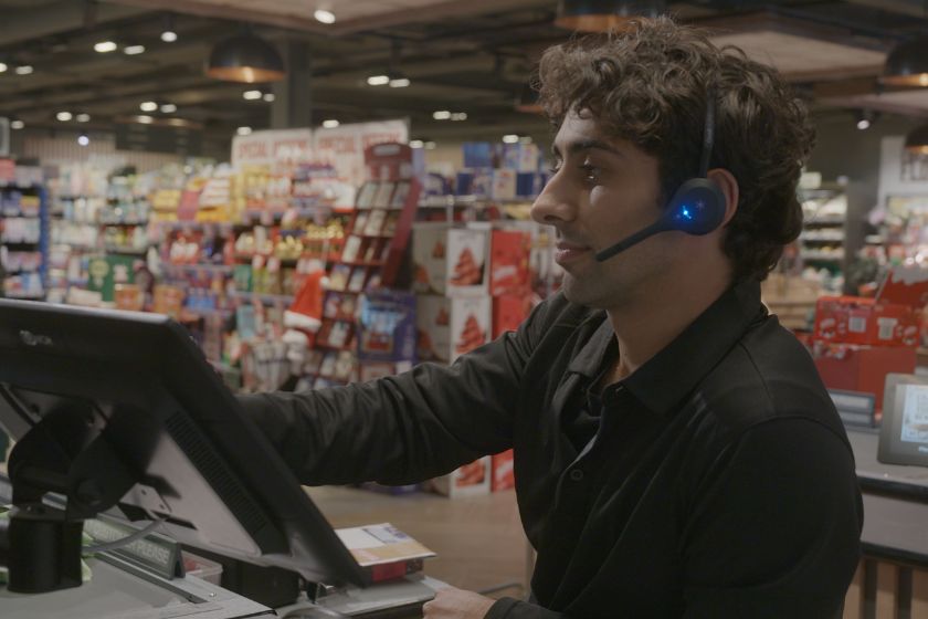 Mitarbeiter tragen das kabellose Pro12 MAX Headset