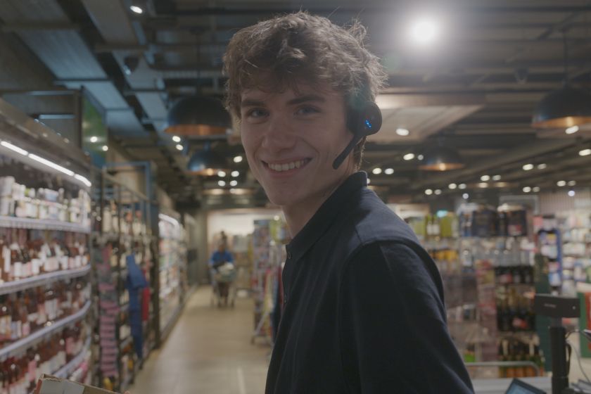 Befähigtes Teammitglied mit kabellosem Pro12-Headset