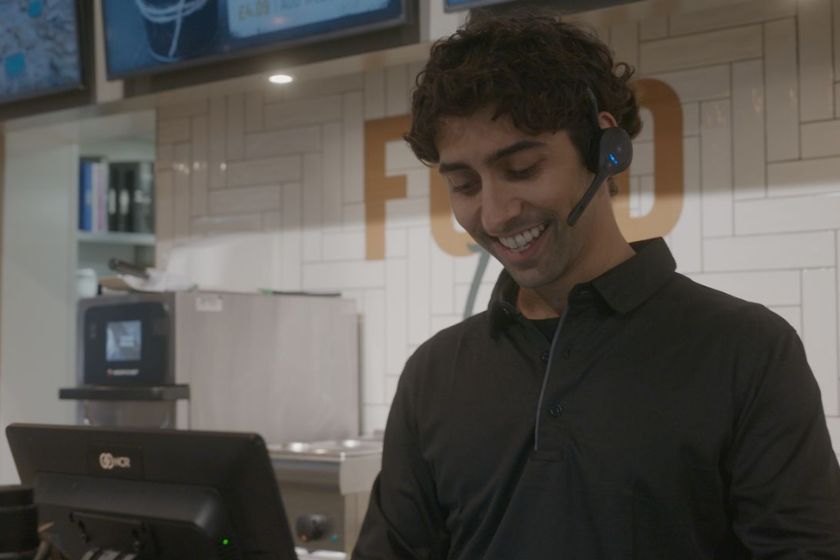 Blog « Ce que les clients ne voient pas » - Le personnel équipé du système de casques Pro12