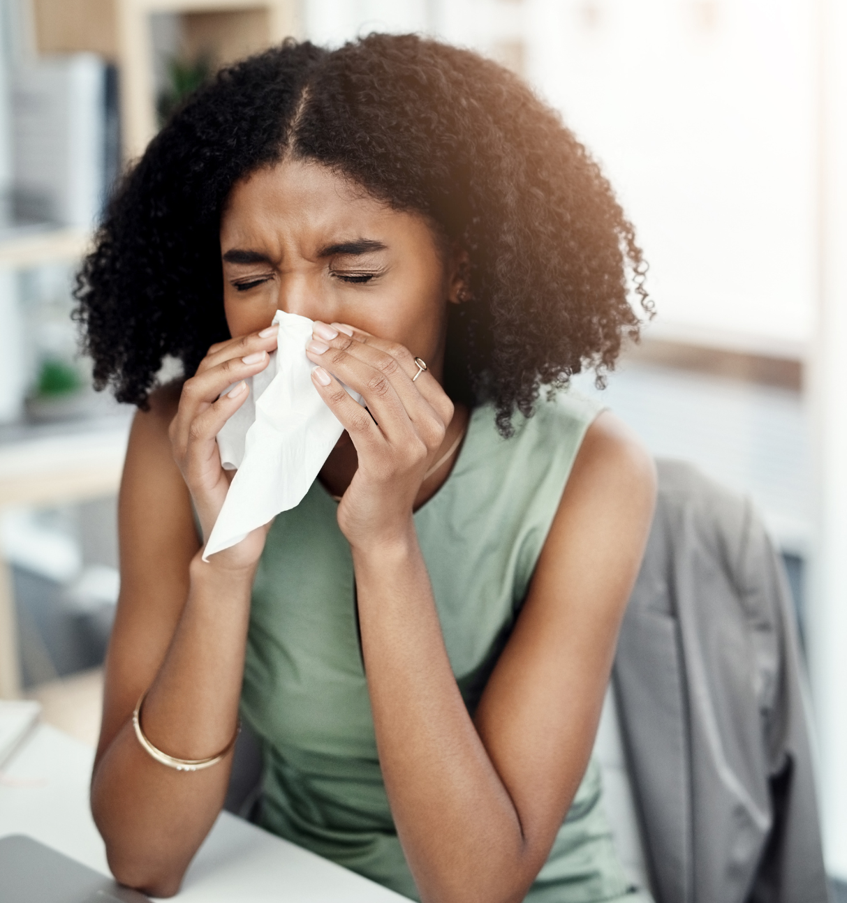Vrouw met krullend haar snuit neus vanwege allergie