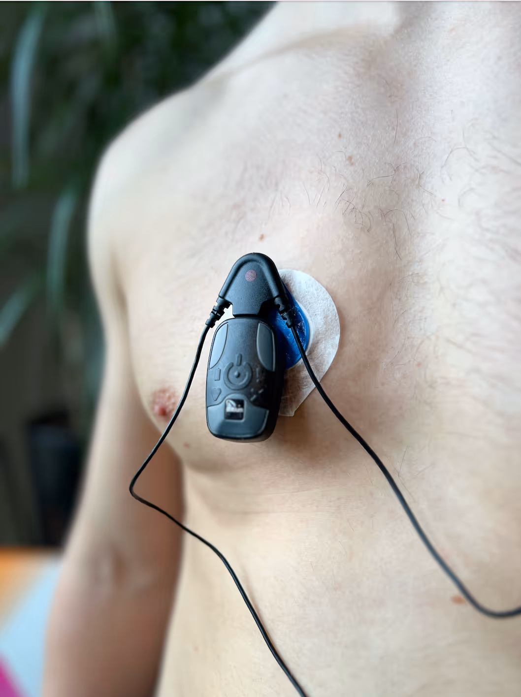 Slaaponderzoek sensor bevestigd op borst van patiënt voor thuisdiagnostiek