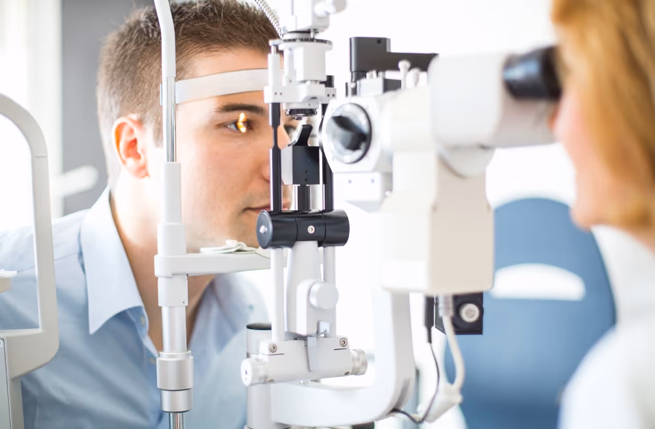 Patiënt tijdens oogheelkundig onderzoek met moderne medische apparatuur