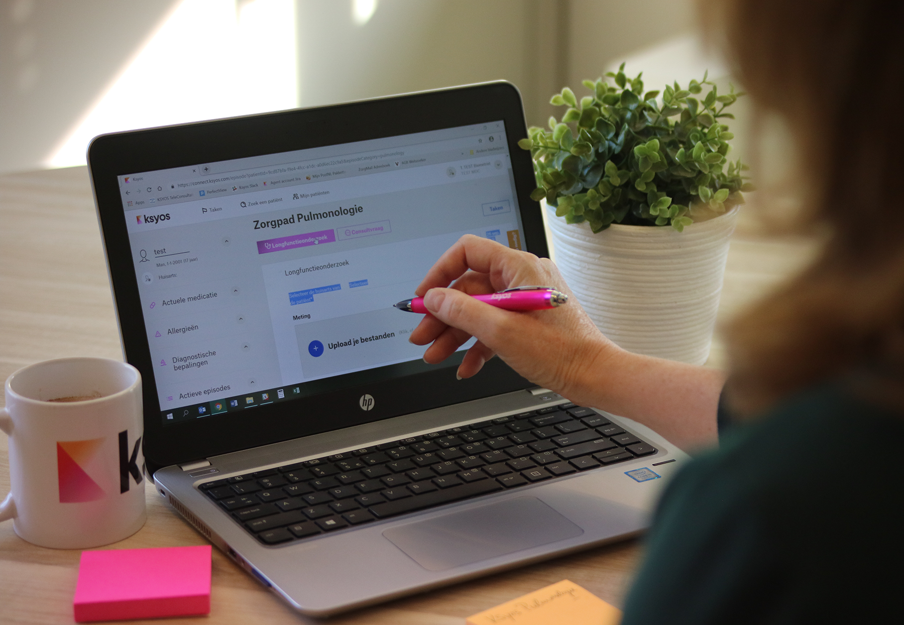 Zorgverlener voert longfunctietest uit op laptop voor pulmonologie diagnostiek