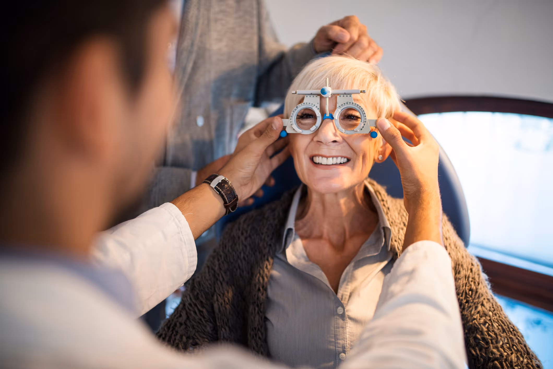 Vrouw krijgt oogmeting bij een optometrist. 