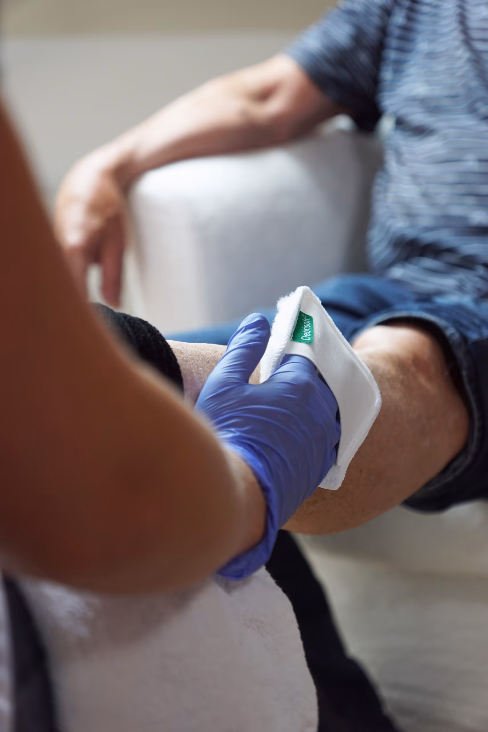 Persoon maakt wond schoon -  foto van qualityzorg