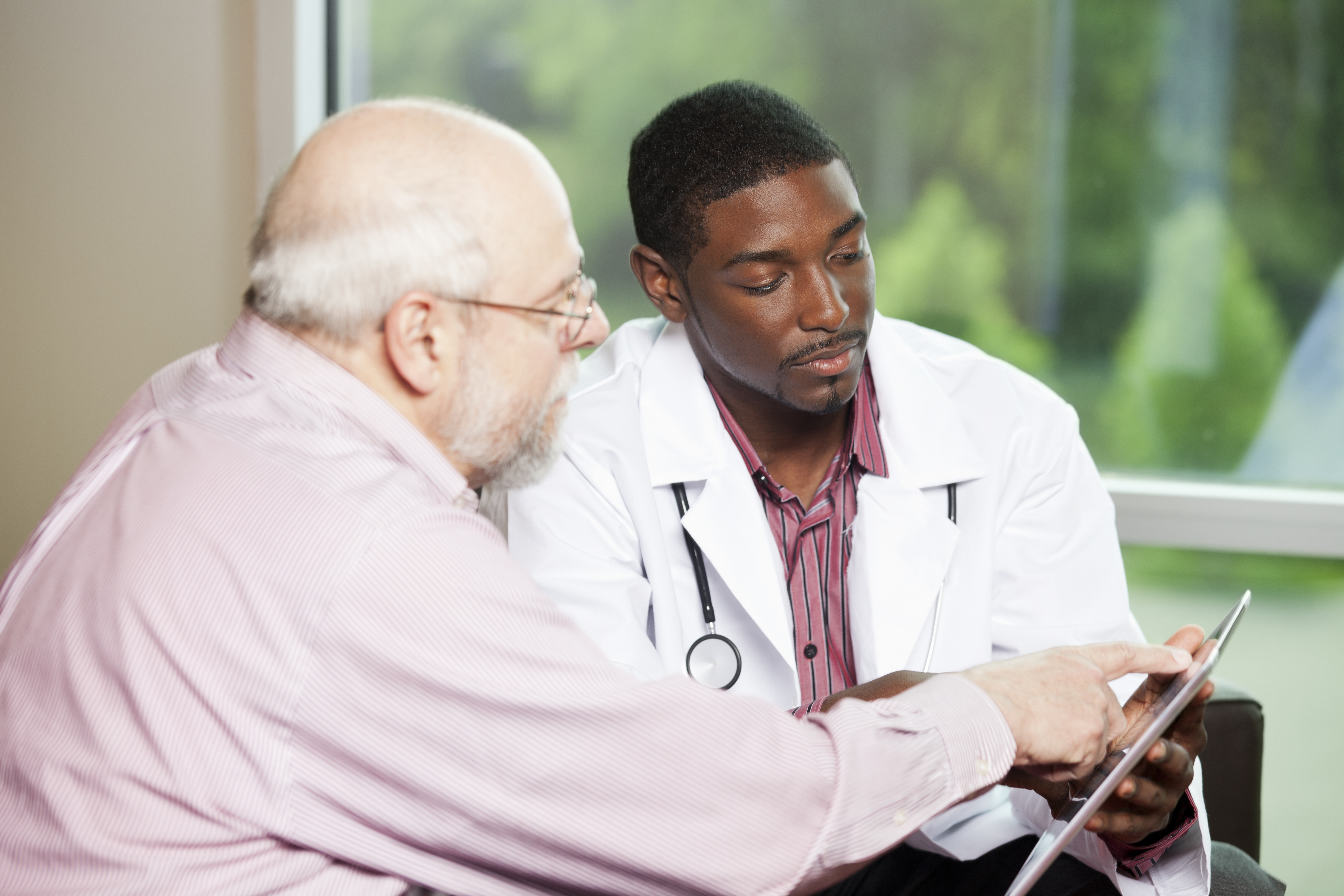 Huisarts met patient in de praktijk. 
