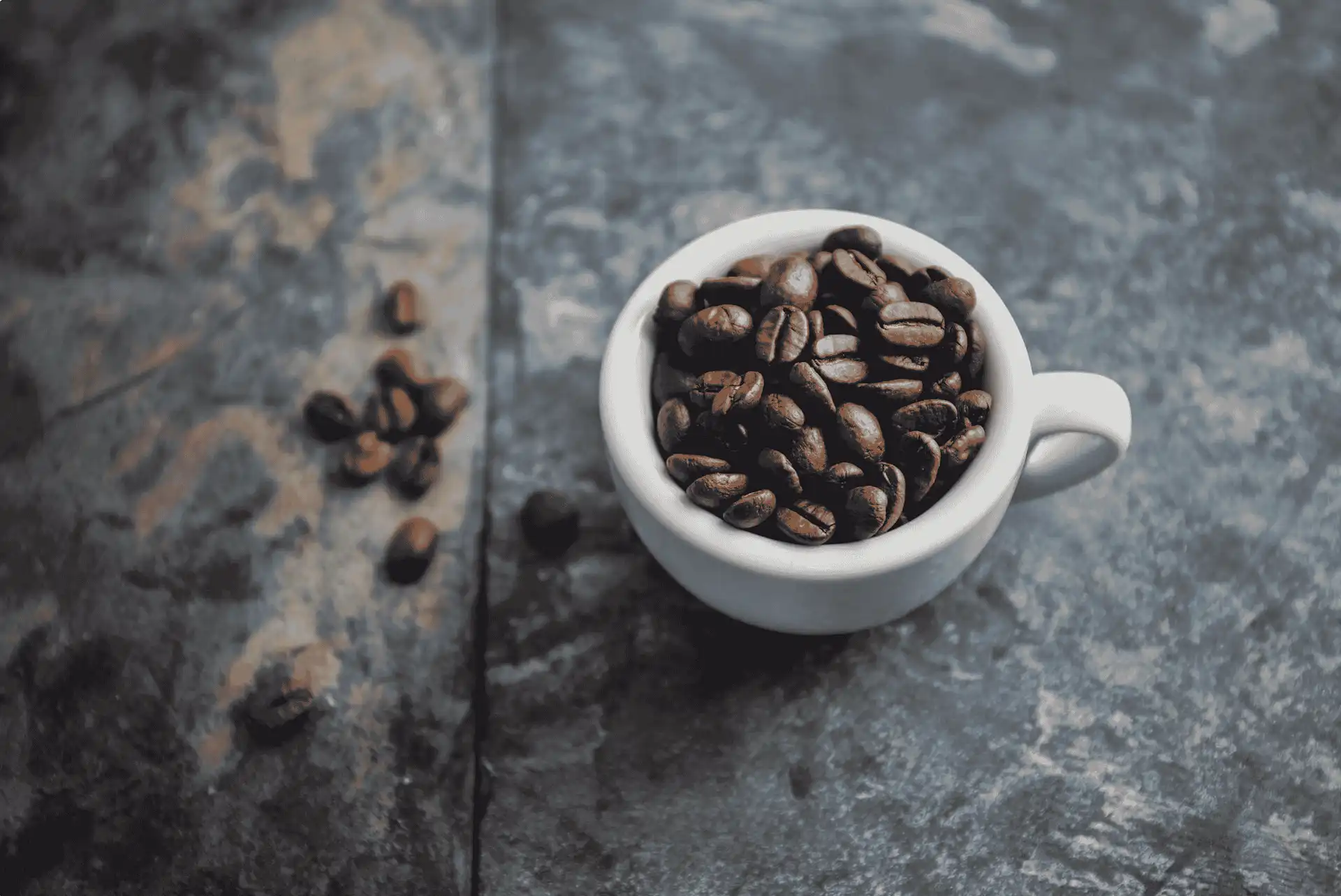 Close-up of coffee and beans, highlighting the effects of caffeine on testosterone