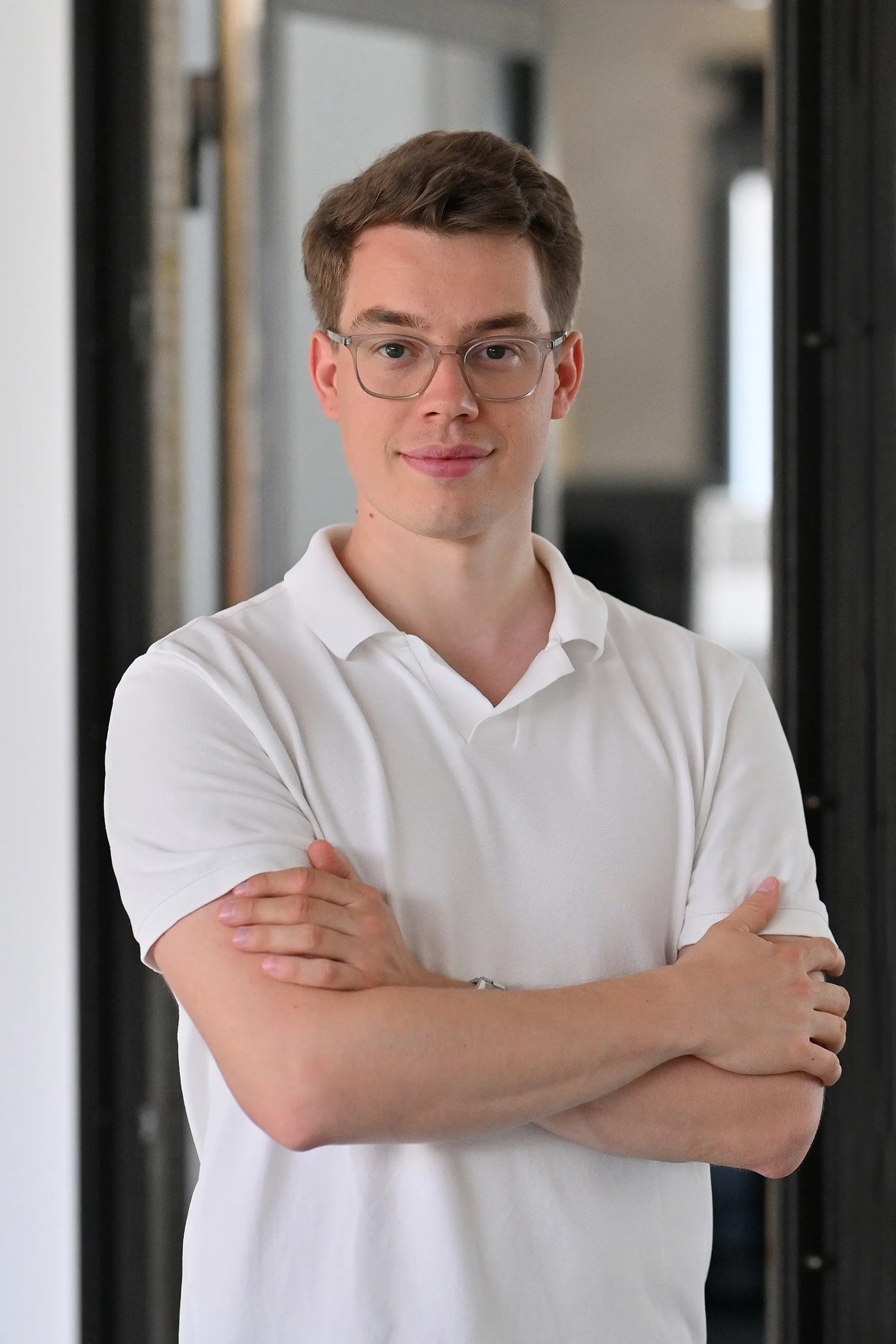 Person, die in die Kamera schaut