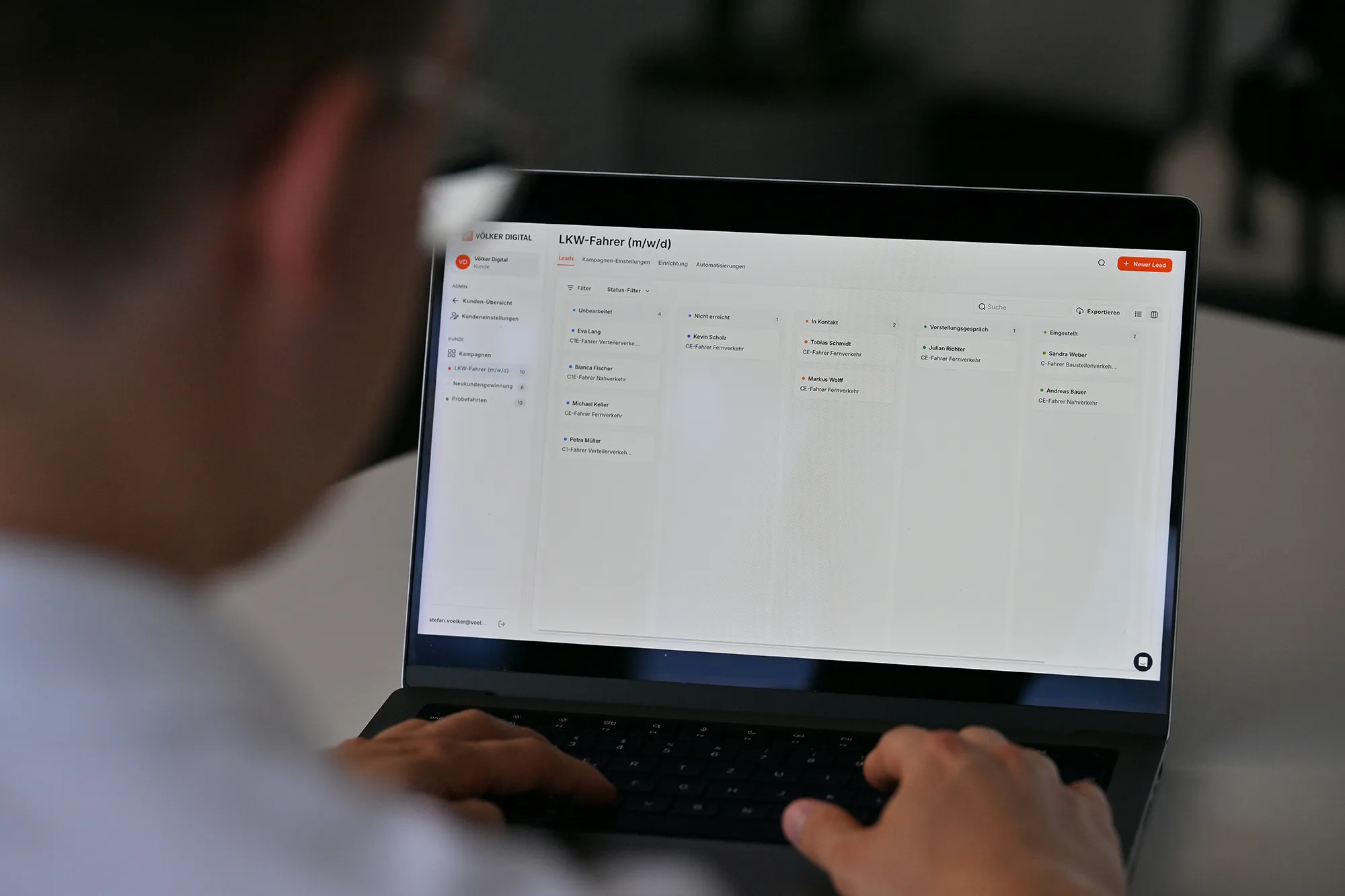 Nahaufnahme eines Bildschirms, auf dem ein System zum bewerbermanagement zu sehen ist.