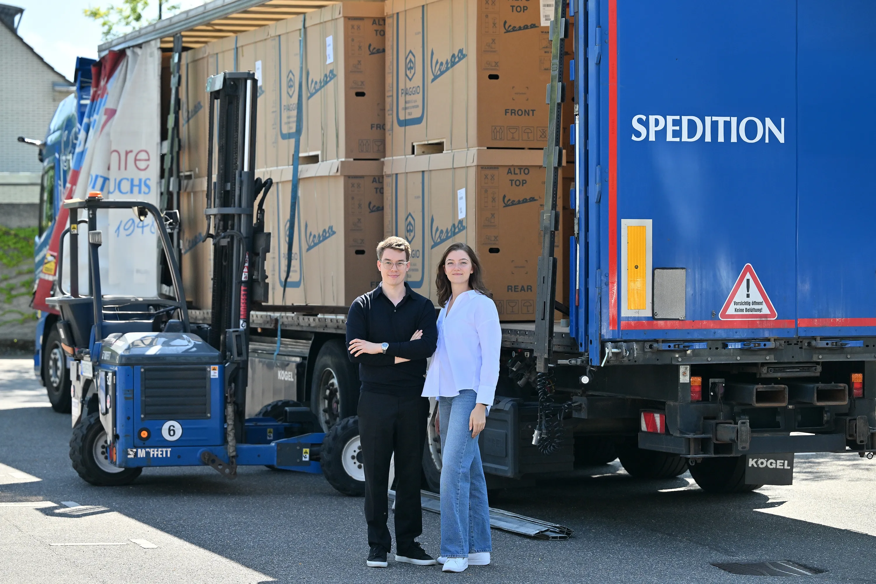 Zwei Personen, die vor einem LKW stehen