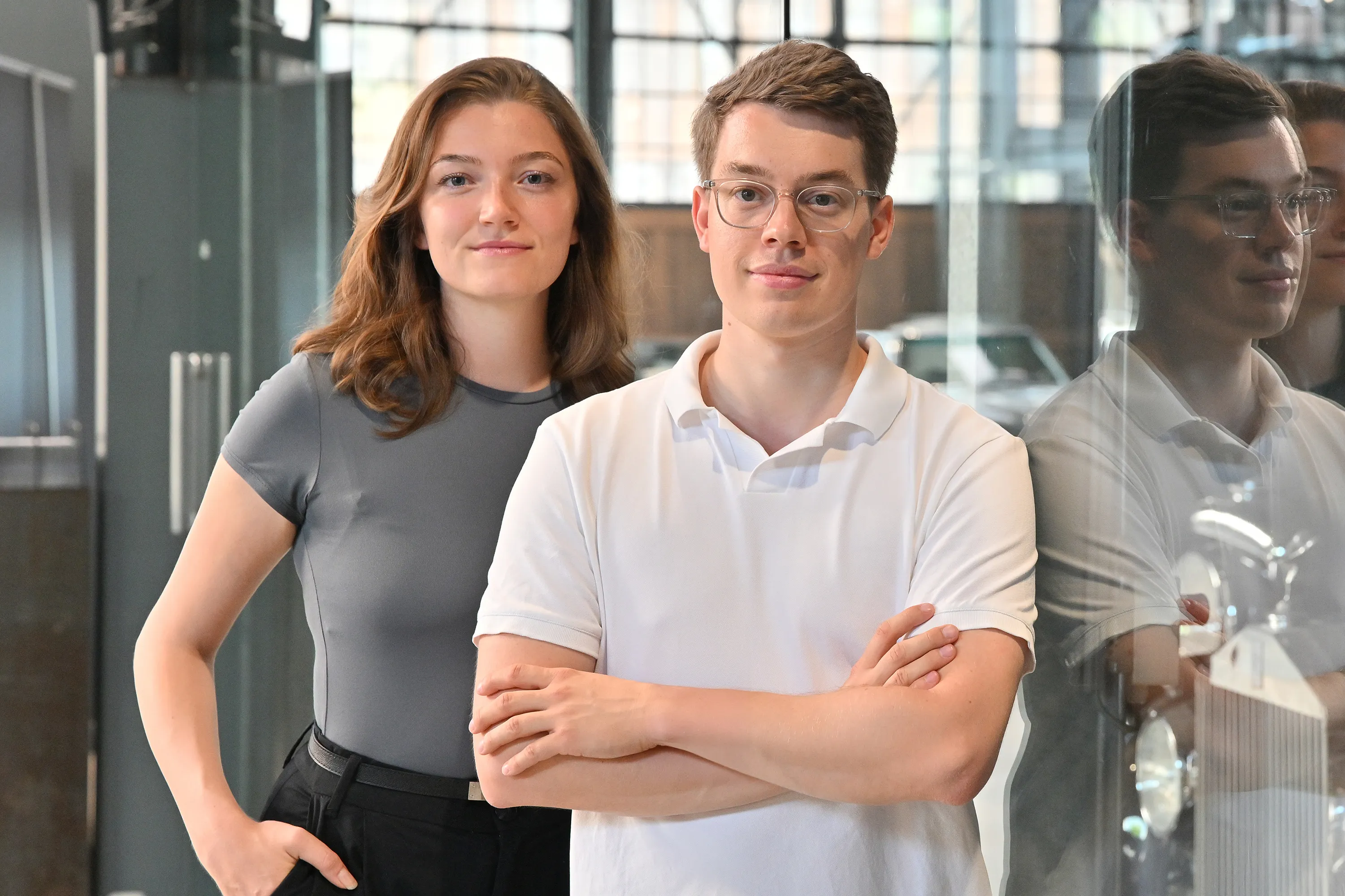 Zwei Personen, die zusammen in die Kamera schauen.