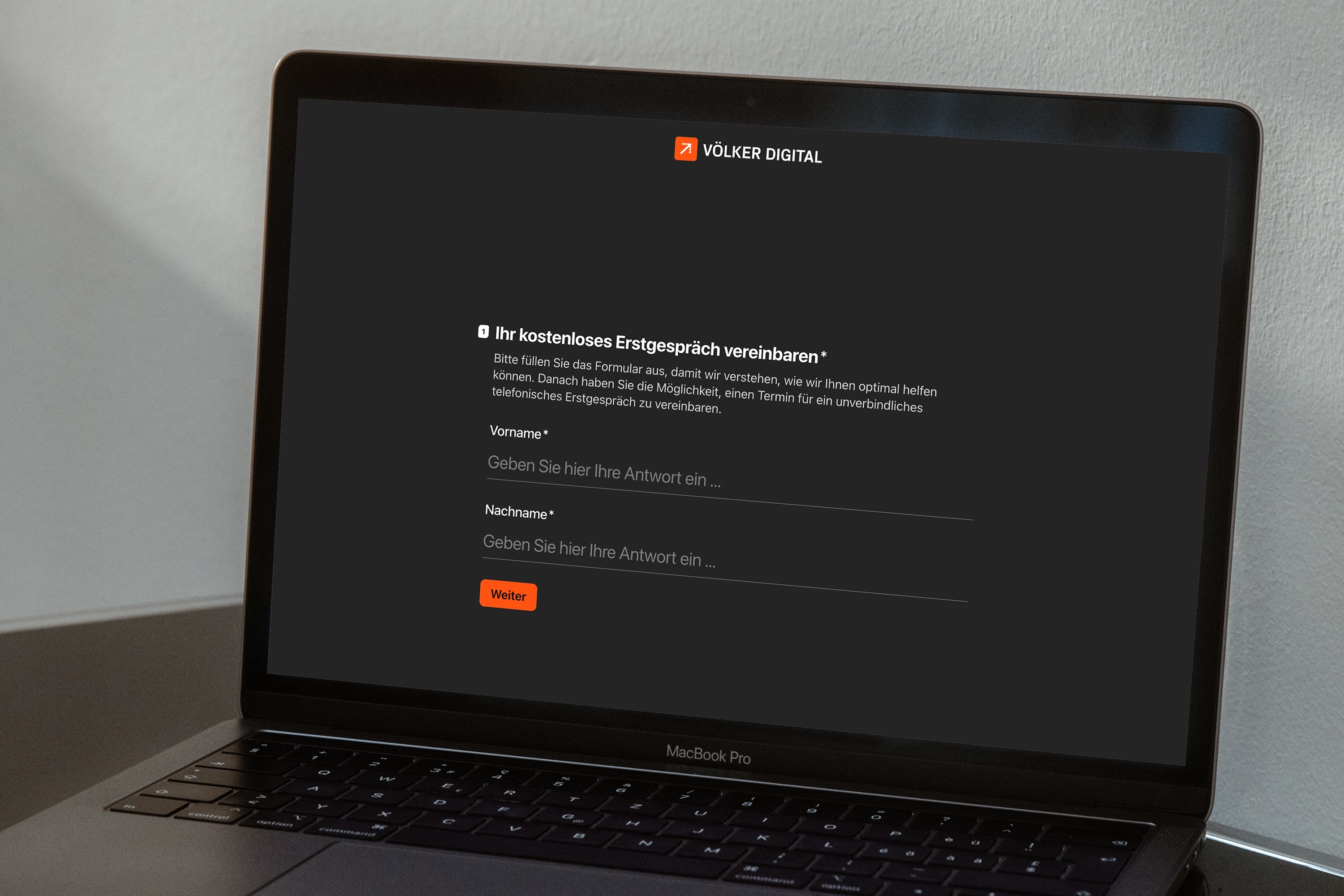 Laptopbildschirm zeigt ein Online-Formular von Völker Digital zur Vereinbarung eines kostenlosen Erstgesprächs mit Feldern für Vorname und Nachname.