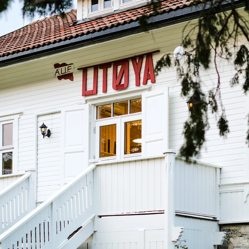 Ringerike Folkehøgskole besøker Utøya under linjen Global solidaritet, et bilde som viser læring, refleksjon og engasjement for demokrati og samfunn.