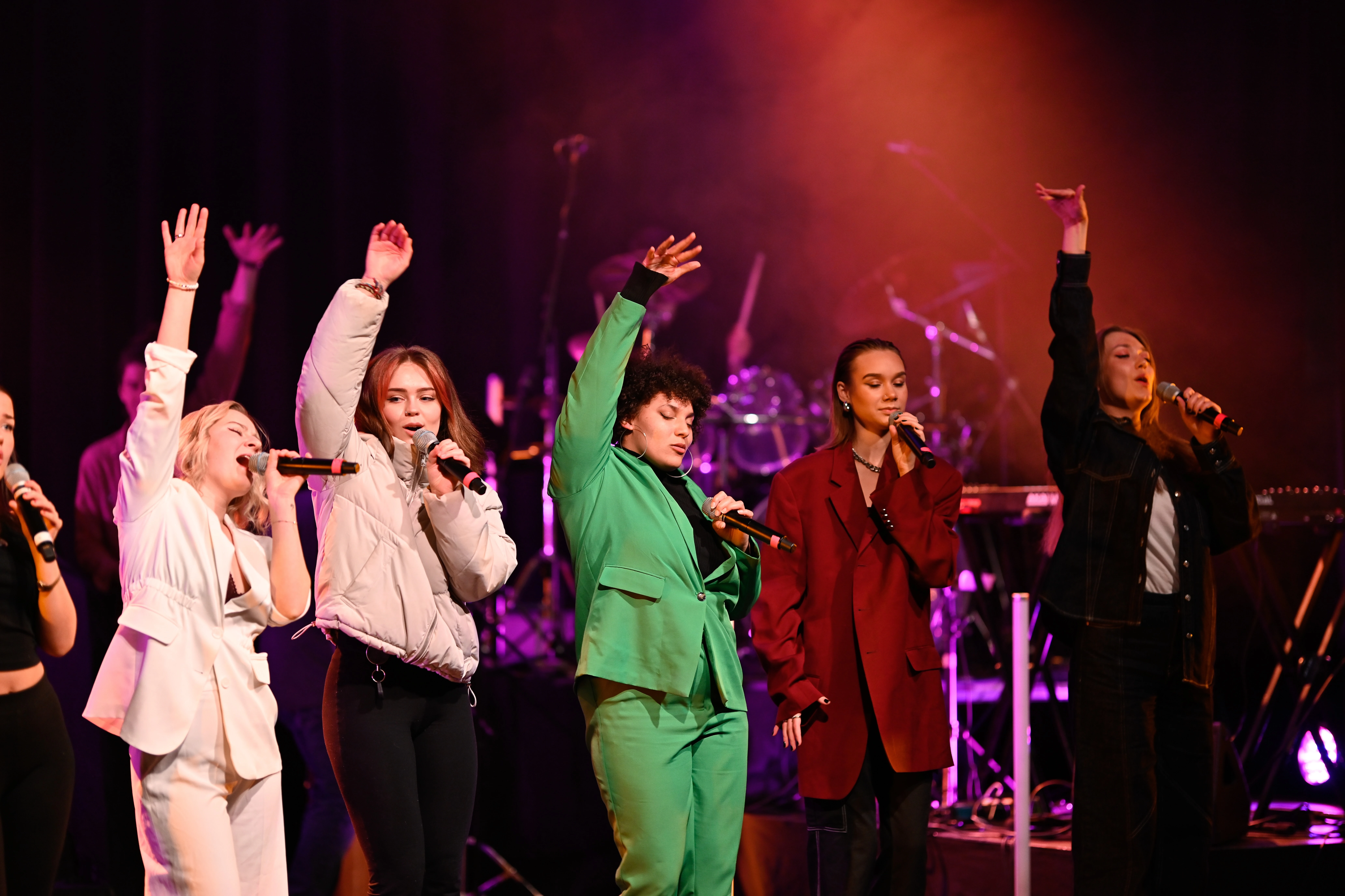 Elever fra Ringerike Folkehøgskole synger og opptrer på scenen under en konsert, som del av skolens musikk- og scenefag.