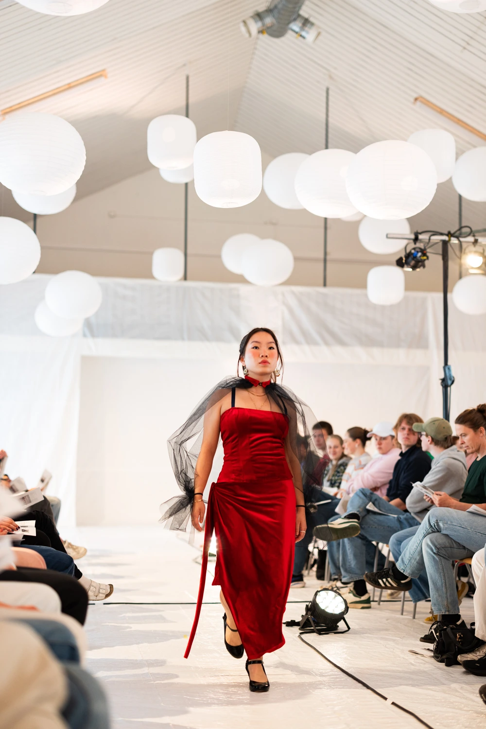Elev fra Ringerike Folkehøgskole går modell på catwalk under moteshow, som en del av skolens design- og fashionlinje.