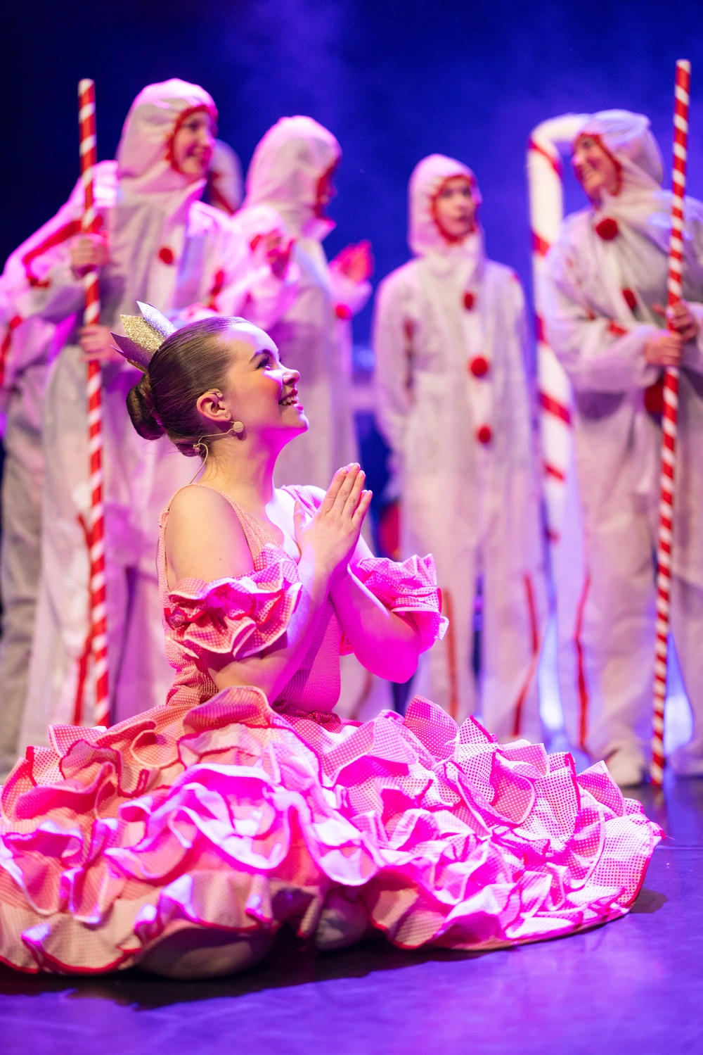 Elev fra Ringerike Folkehøgskole i fargerik kostymeforestilling på scenen, som viser skolens kreative teater- og scenekunstlinje.