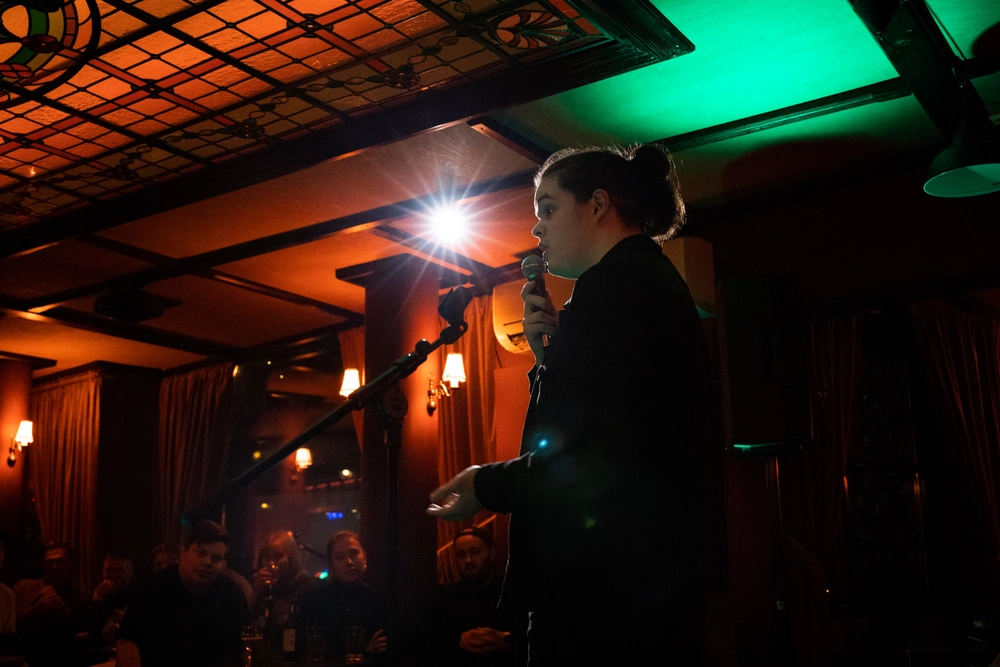 lev fra Ringerike Folkehøgskole fremfører på pubscene foran publikum, som en del av skolens linje for scenekunst og formidling.