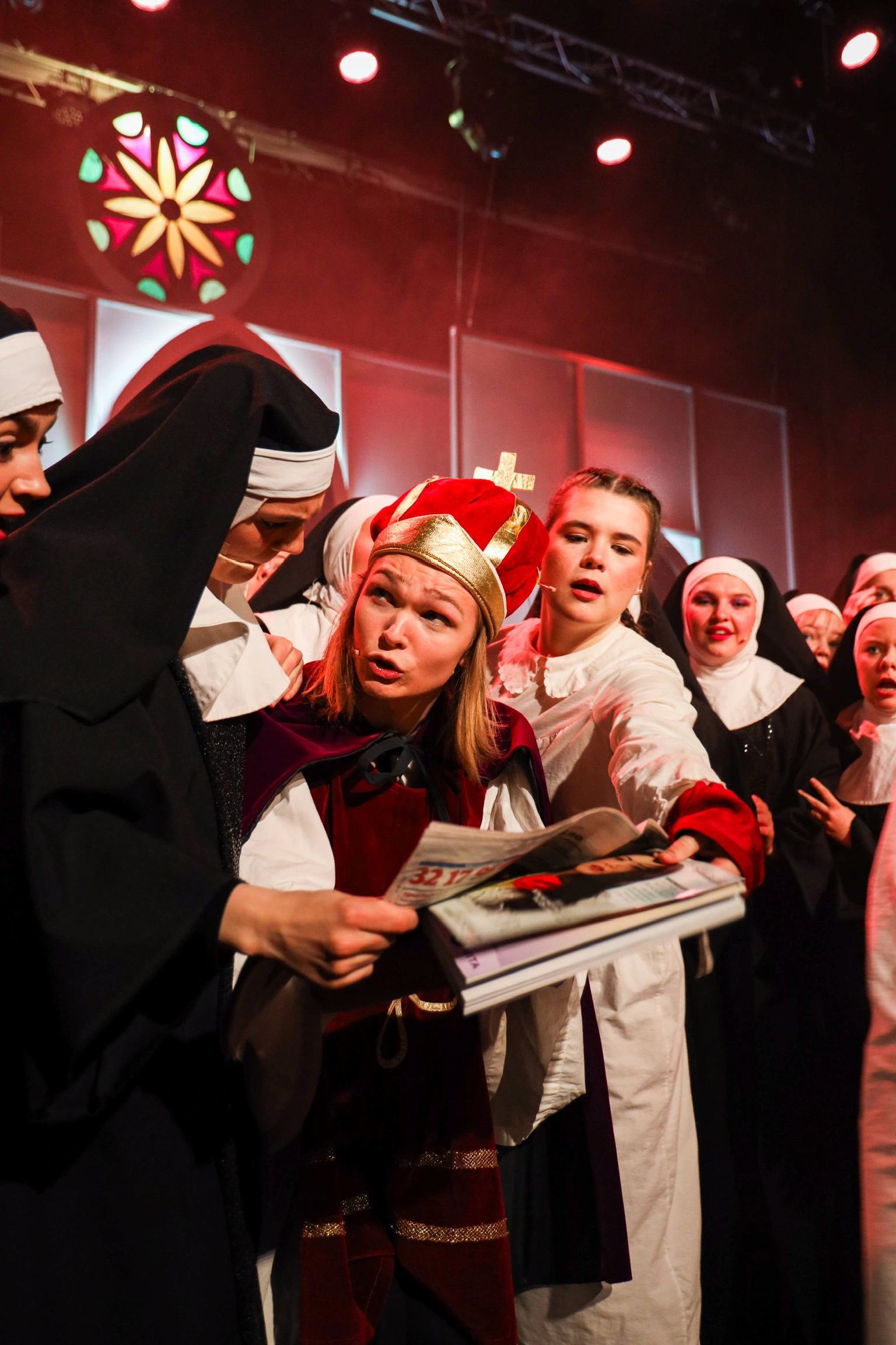 Elever fra Ringerike Folkehøgskole synger sammen under en konsert eller øvelse, som del av skolens musikk- og sanglinje.
