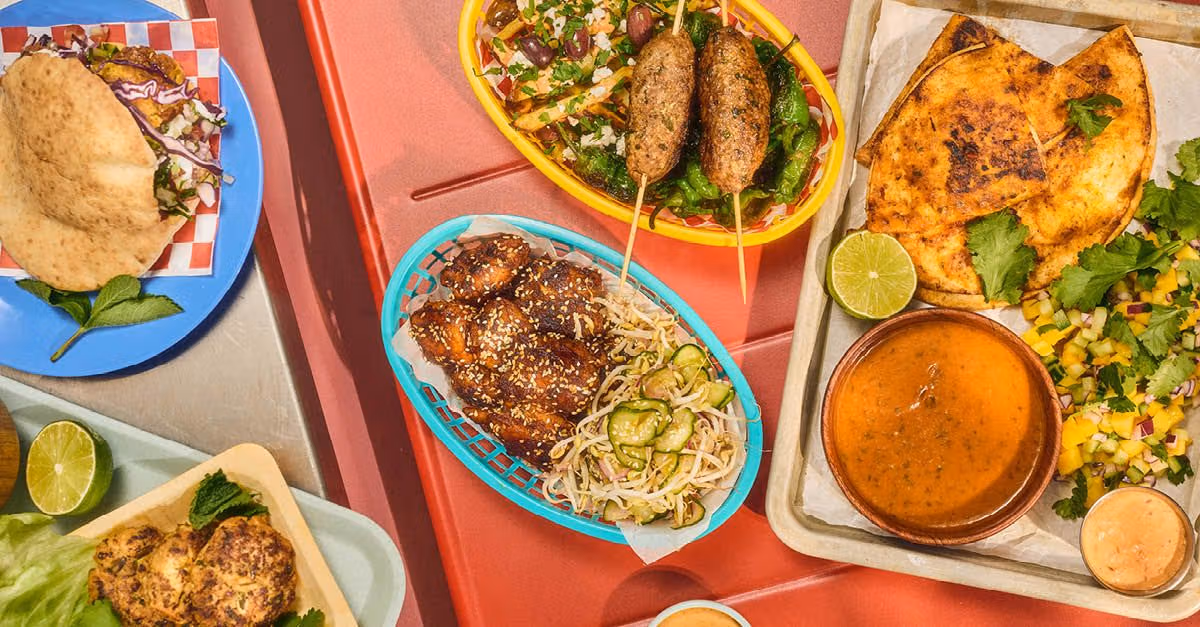 Variert og fargerik mat servert ved Ringerike Folkehøgskole, som viser skolens fokus på god og næringsrik mat for elever.