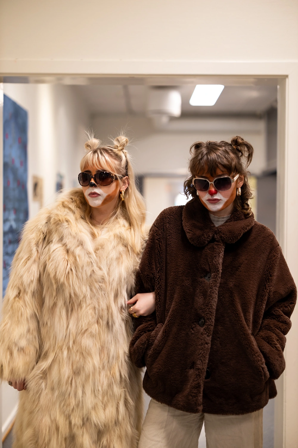 To elever fra Ringerike Folkehøgskole kledd i kreative kostymer og sminke under et teater- eller kunstprosjekt på skolen.