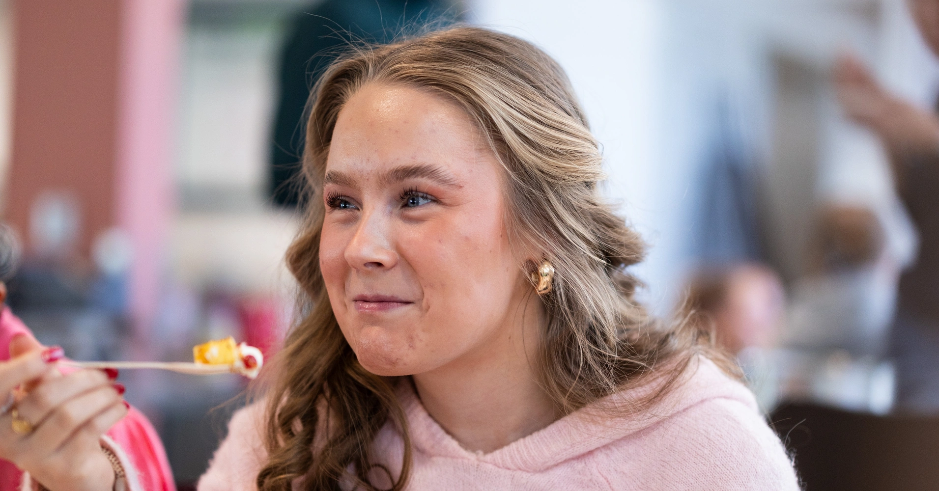Elev spiser i en trivelig matsal på Ringerike Folkehøgskole.