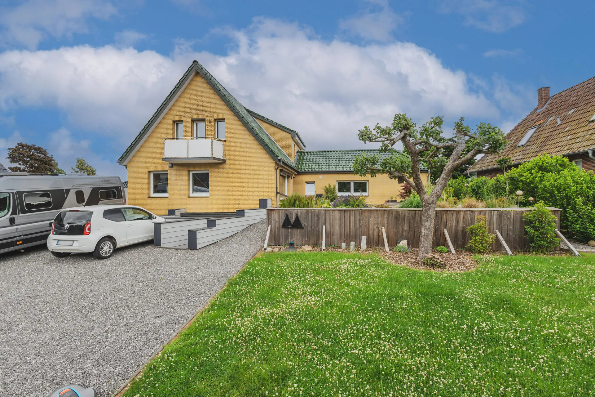 Ein Einfamilienhaus mit Auffahrt und Vorgarten