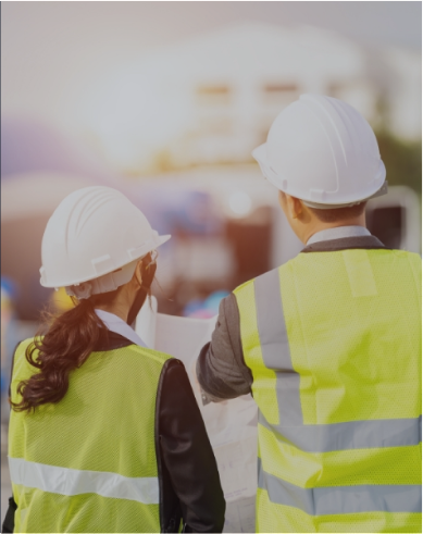 Ingenieros observando planos de construcción durante la planificación del proyecto del Lago de Río Indio.